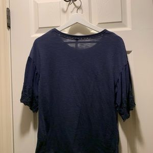 Navy tee shirt loose sleeves